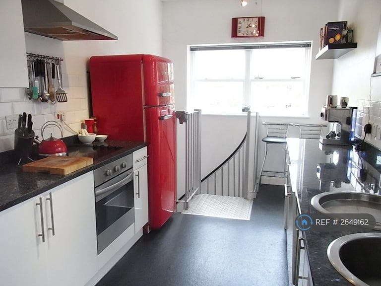 2 bedroom flat in Craven Road, Newbury, RG14 (2 bed) (#2649162)