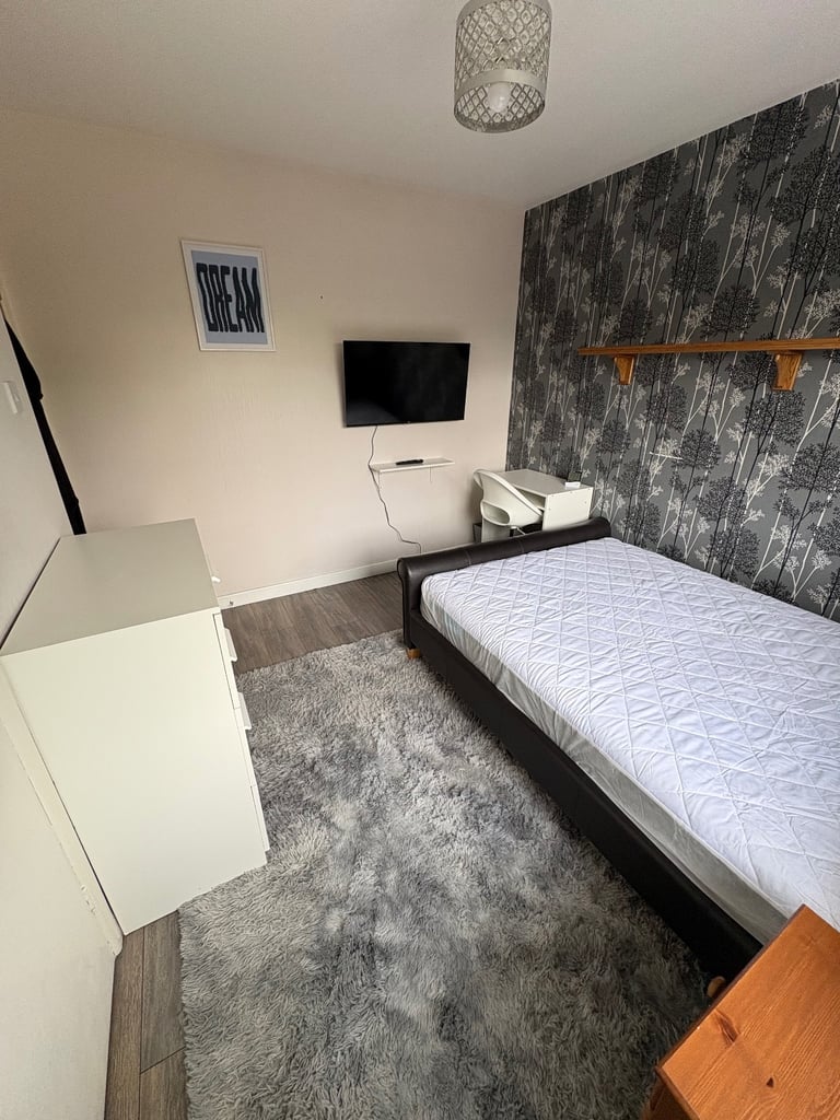✨ Room for Rent – Great Location! ✨