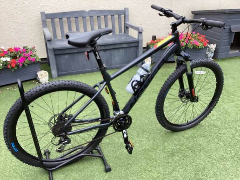 NORCO ADULT MOUNTAIN BIKE IN EXCELLENT CONDITION 