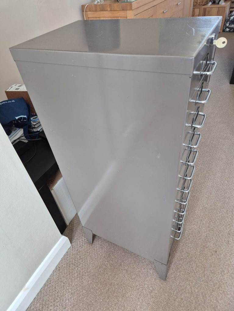 Stor ALL STEEL 12 drawer cabinet in great condition with key - rare vintage