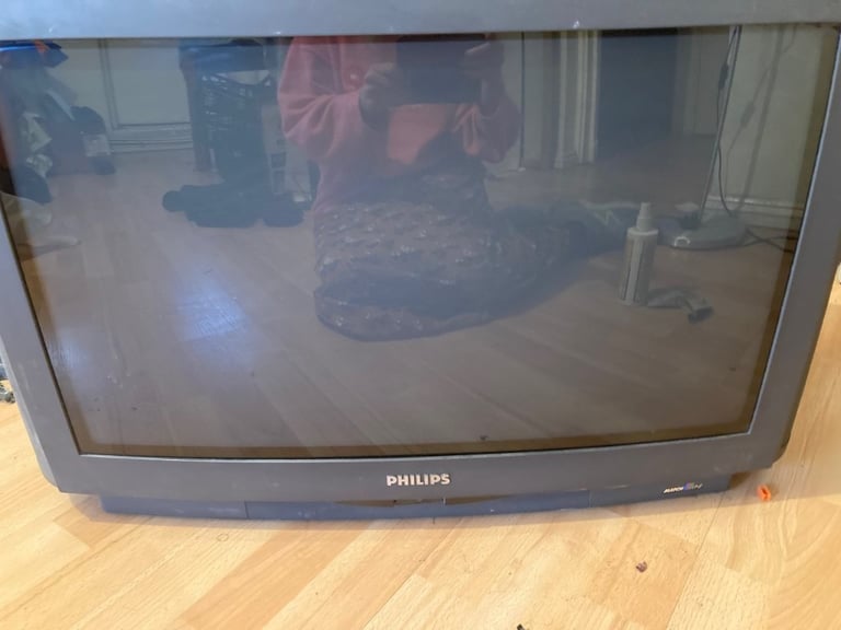 TV 26 inch screen CRT Phillips make ideal for gaming with remote