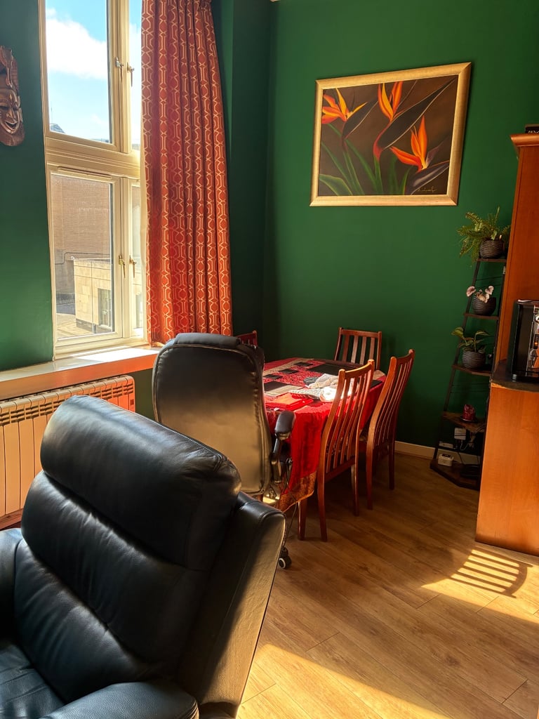 City centre boxroom to let (prefer male ) 