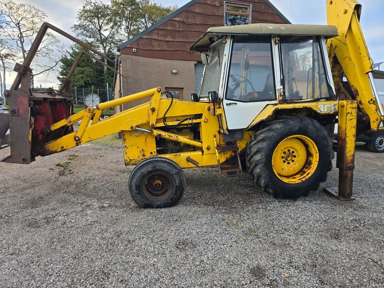 JCB 3CX backhoe digger. 4-in-one bucket