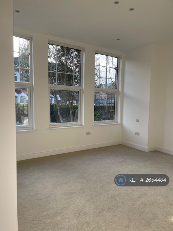 2 bedroom flat in Emanuel Avenue, London, W3 (2 bed) (#2654484)