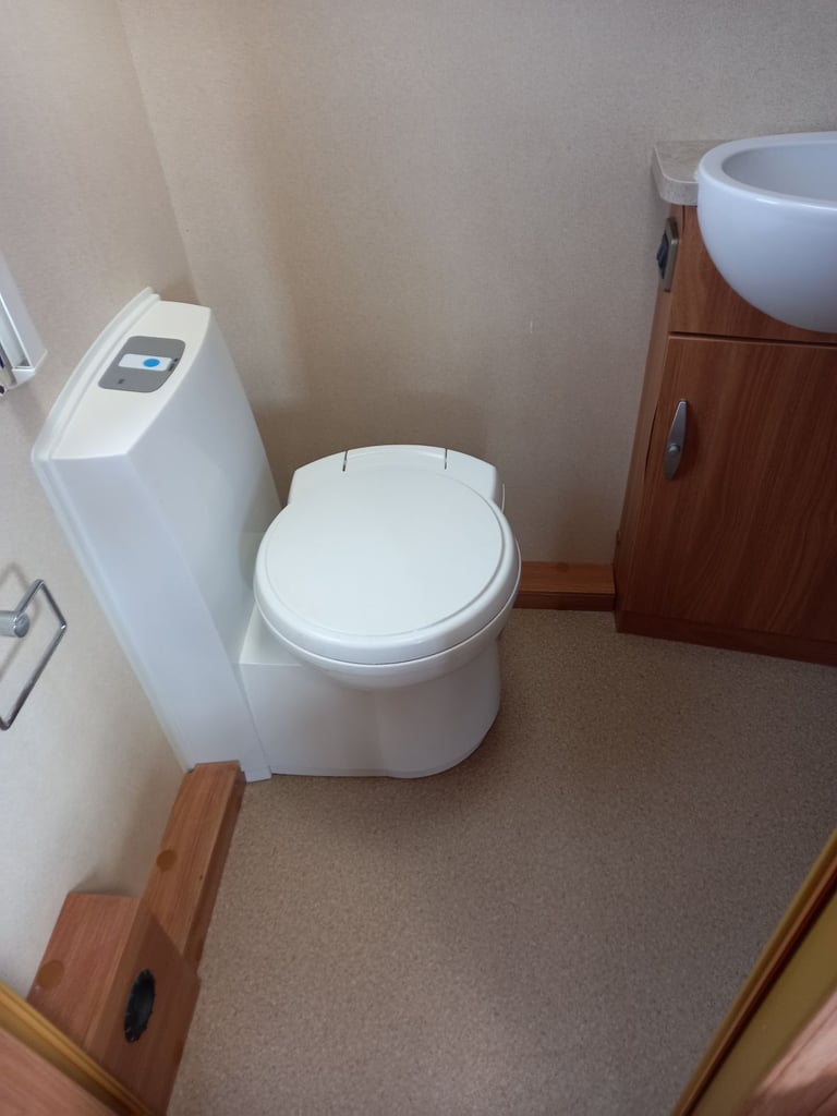 Swift challenger sport cruach fixed bed excellent condition 