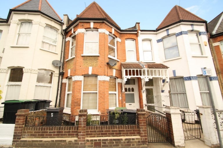 Chain Free! Hane Estate Agents offer a Freehold 1st and 2nd floor 4 room bedsit HMO investment. 