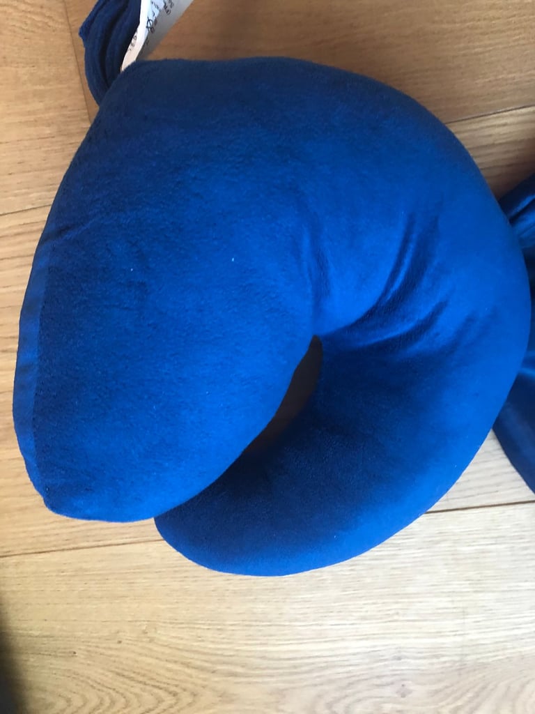 ALMOST NEW! J-Pillow for travelling (inc. carry bag)