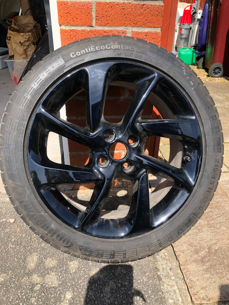 Vauxhall 17" alloy with 215/45R17 Continental tyre