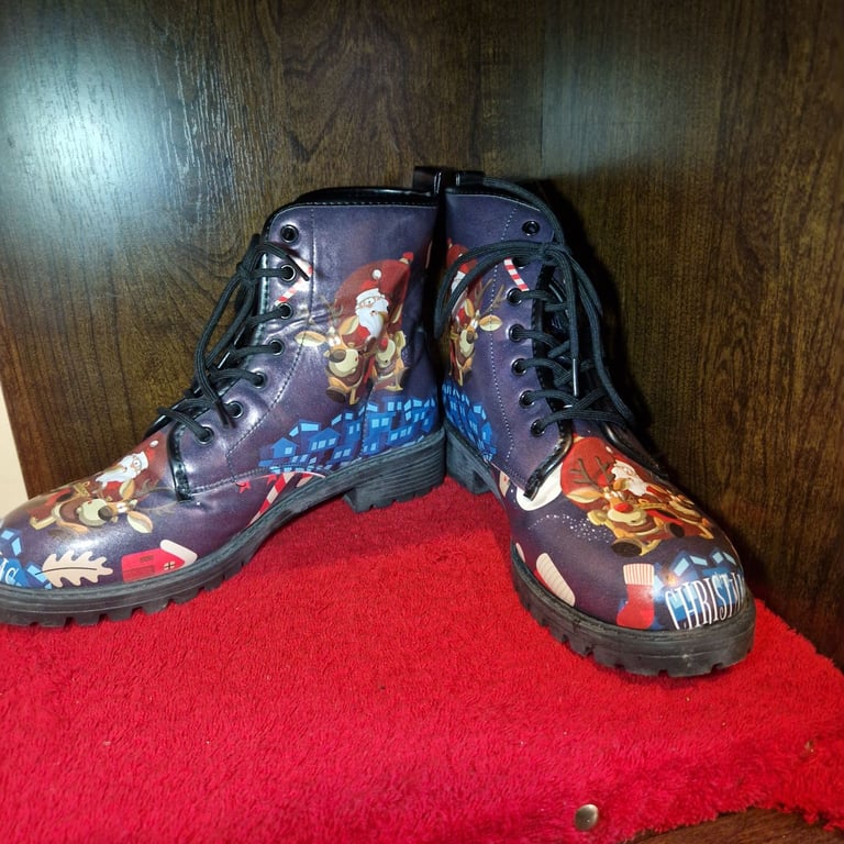 Christmas Santa & Reindeer Combat Boots – Festive Lace-Up Winter Shoes – Size EU 42 / UK 8 