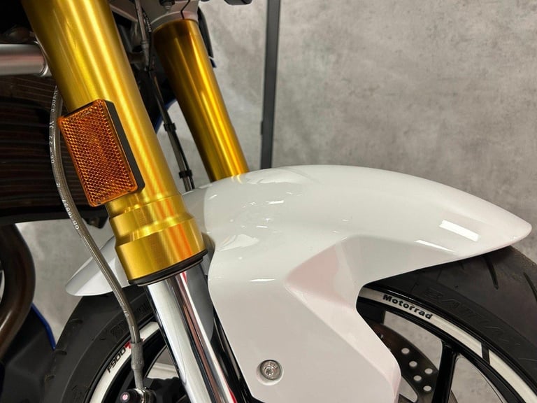 72/2022 BMW F900R Sport - 7106 miles - TRI-COLOUR!