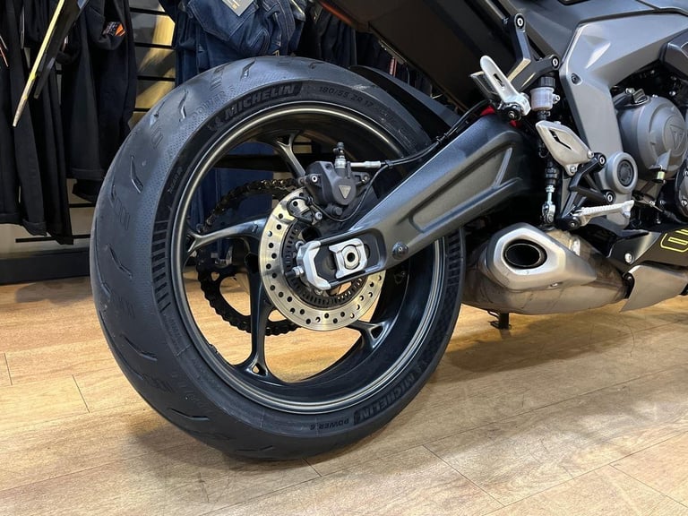 2025 Triumph Daytona 660 PREMIUM TWIN COLOUR Petrol black 6 Speed