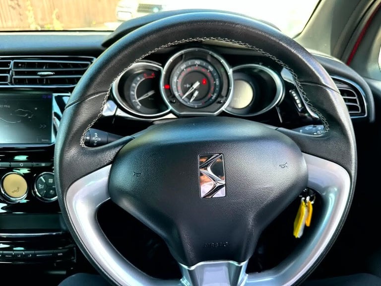 DS DS 3 BLUEHDI CONNECTED CHIC S/S-ONLY 35933 MILES, SERVICE HSITORY, SAT NAV