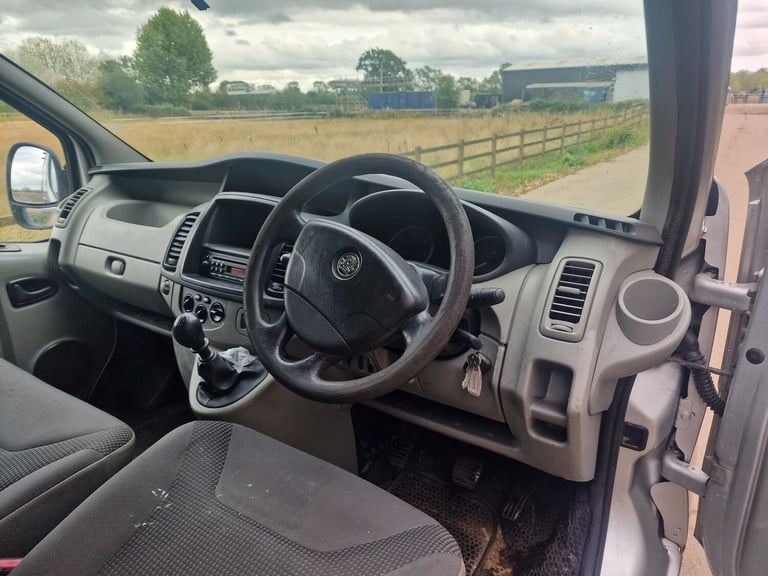 2010 Vauxhall Vivaro Silver  Spares Repairs  SWB  Needs Starter motor  A/C