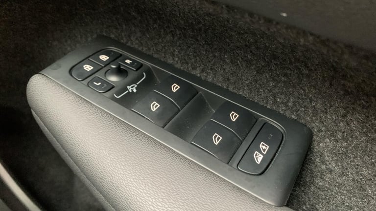 2024 Volvo XC40 2.0 B4 MHEV Plus SUV 5dr Petrol Hybrid DCT Auto Euro 6 (s/s) (197 ps) ESTATE Petr...