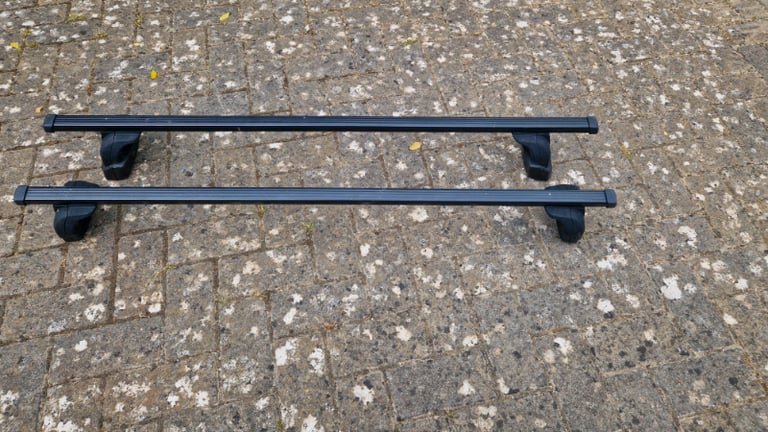 Thule roof bars 761 x 2 and Thule Footpack 753 x 2