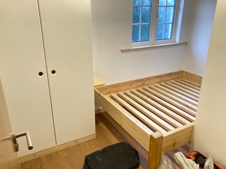 Converted 1stFloor 1 Bed Flat BuiltInDrobes Shower OpenKitchenDiningSitting VeryNearTubeBusShopsPark