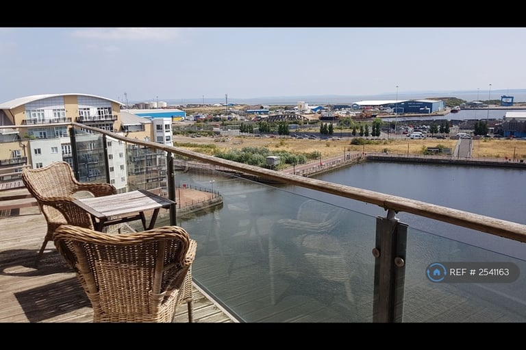 2 bedroom flat in Falcon Drive, Cardiff, CF10 (2 bed) (#2541163)