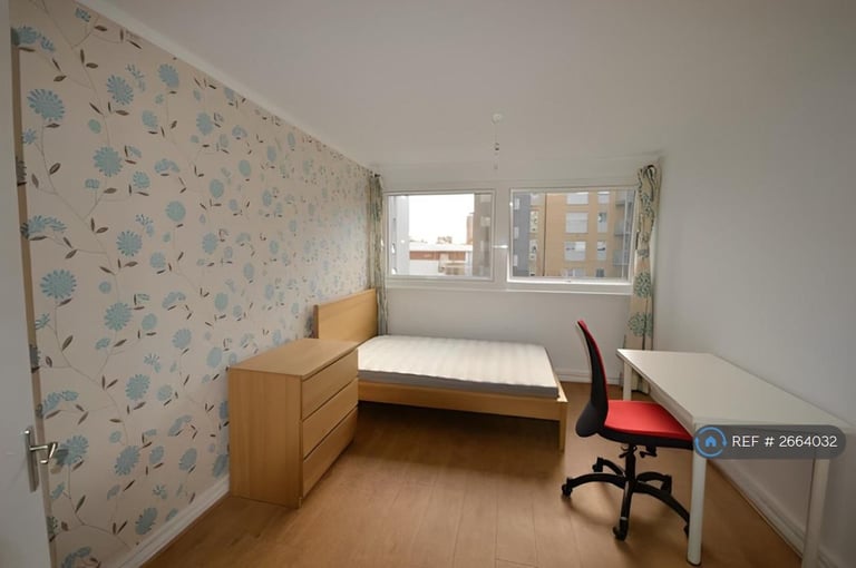 1 bedroom flat in Grafton House, Bow, London, E3 (1 bed) (#2664032)