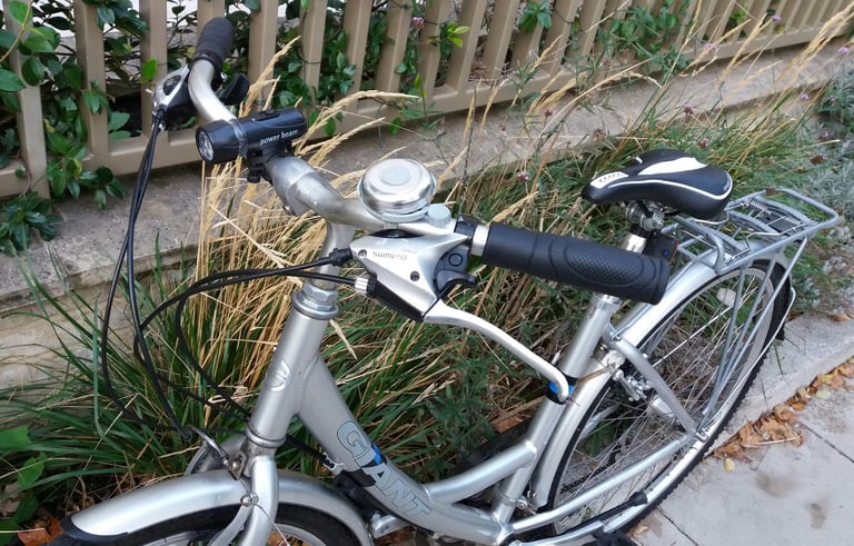GIANT LIKE NEW LADIES HYBRID BIKE COMFORTABLE AND ELEGANT CITY BICYCLE