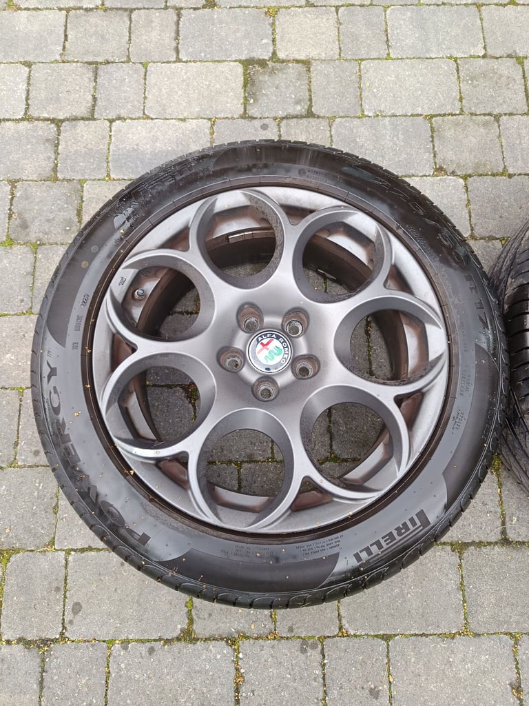 17 inch Horseshoe Pepperpot Alloy Wheels Set - Alfa Romeo Giulia