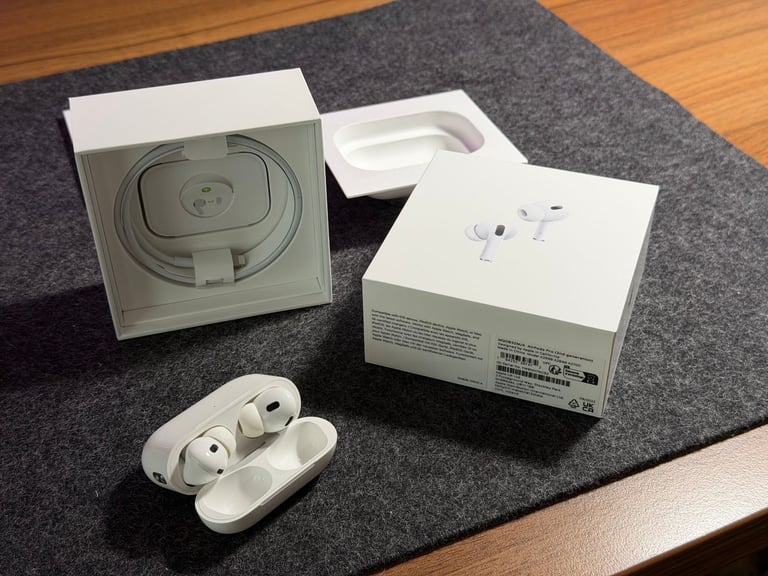 AirPods Pro (2nd Gen) – Lightning Wireless Charging Case