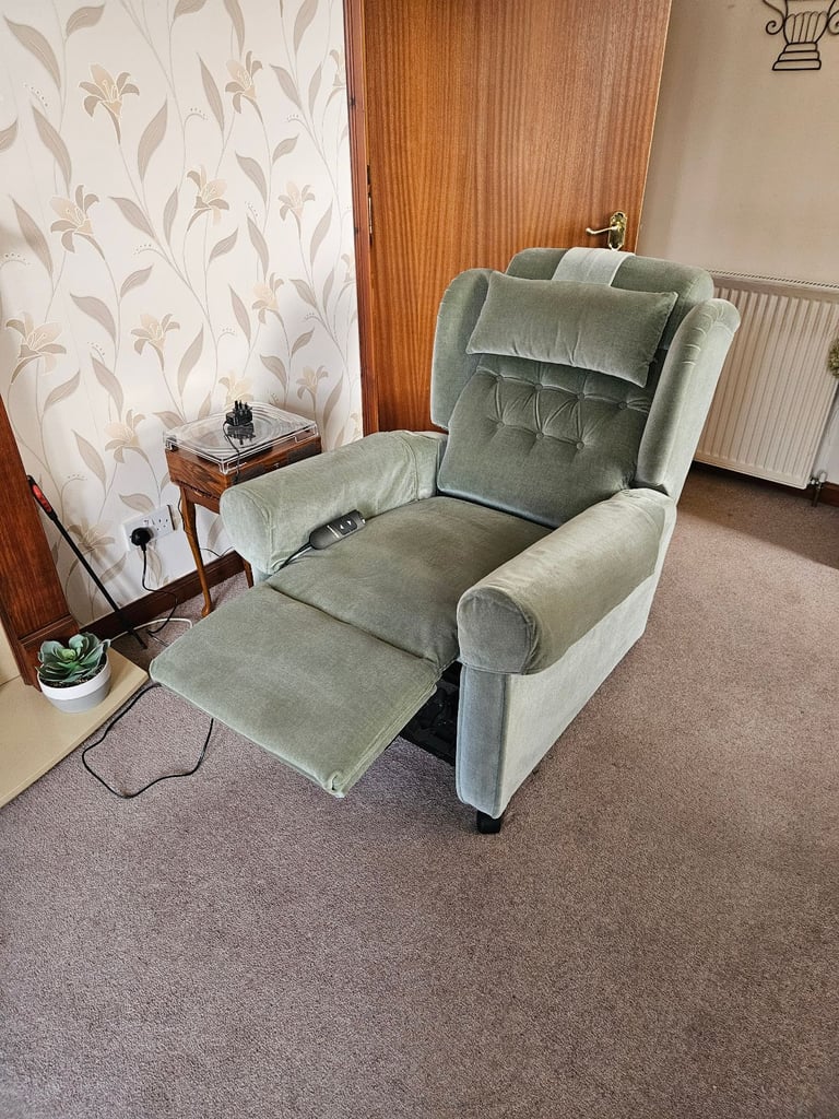 Rise and recline electric armchair 