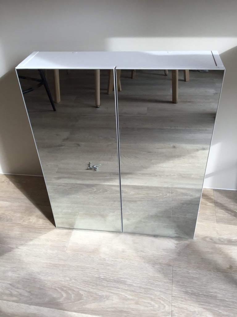 Mirrored bathroom cabinet with shelves 