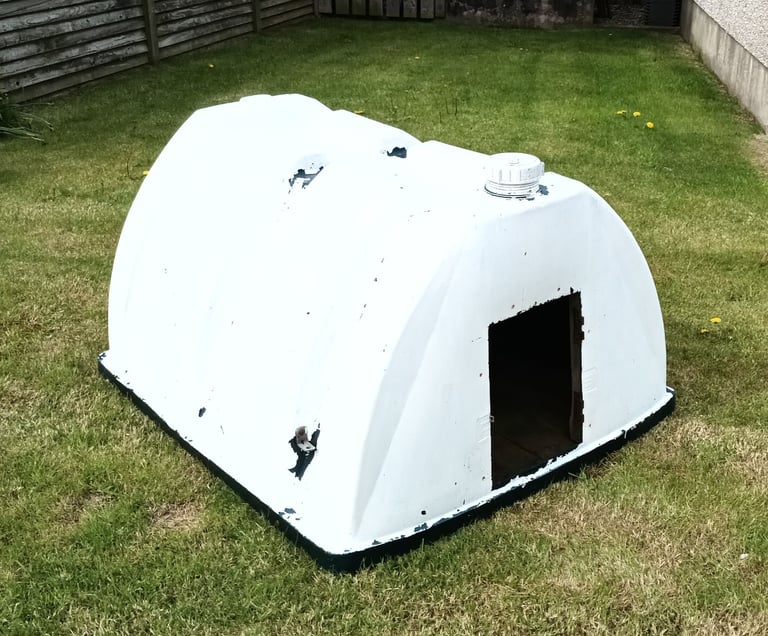 Dog kennel with removable door