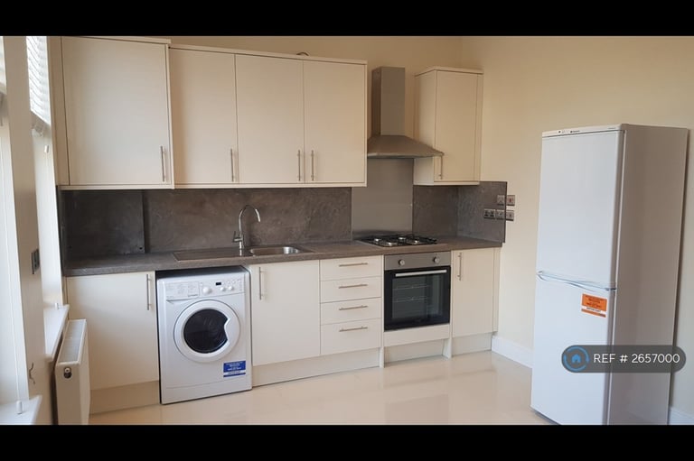 1 bedroom flat in Ferme Park Road, London, N4 (1 bed) (#2657000)