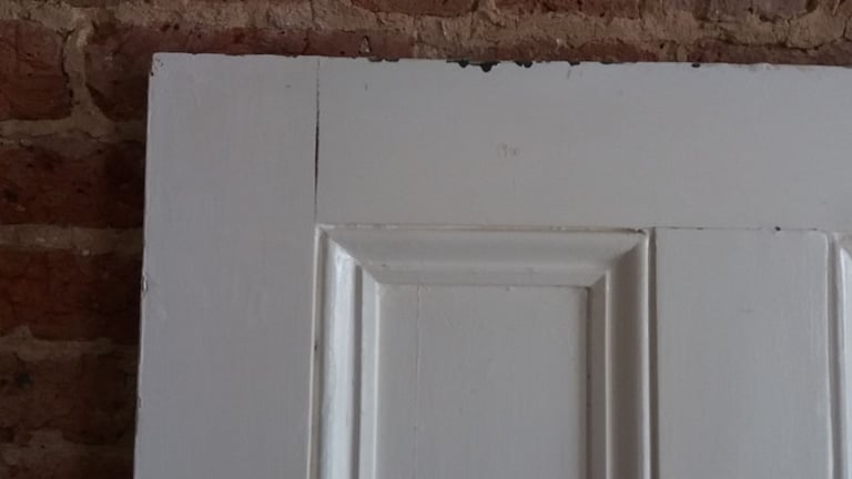 ***Stunning Victorian Heavy Solid Pine Wood Door - 760mm W x 1950mm H x 45mm D***