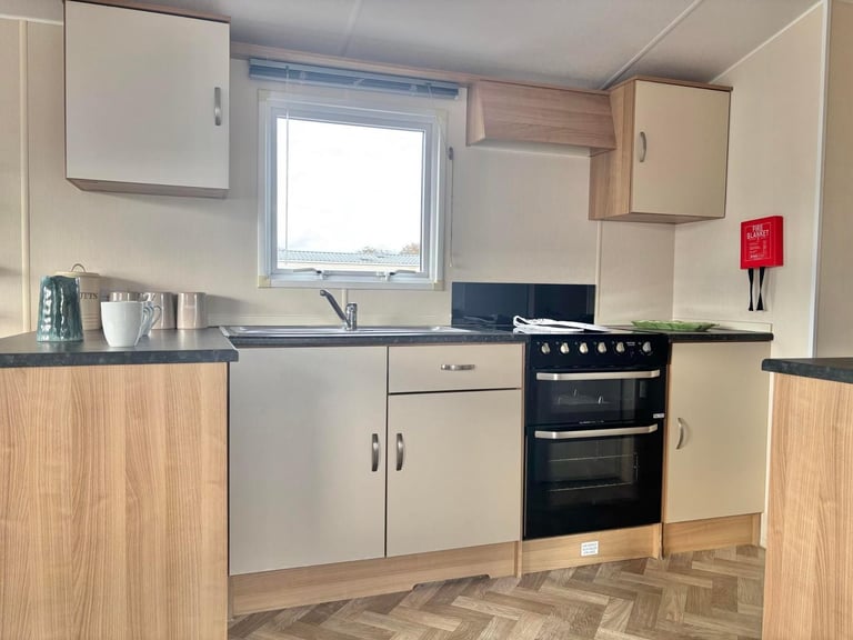CHEAP STATIC CARAVAN FOR SALE IN LOWESTOFT - 11.5 MONTH OWNER SEASON!