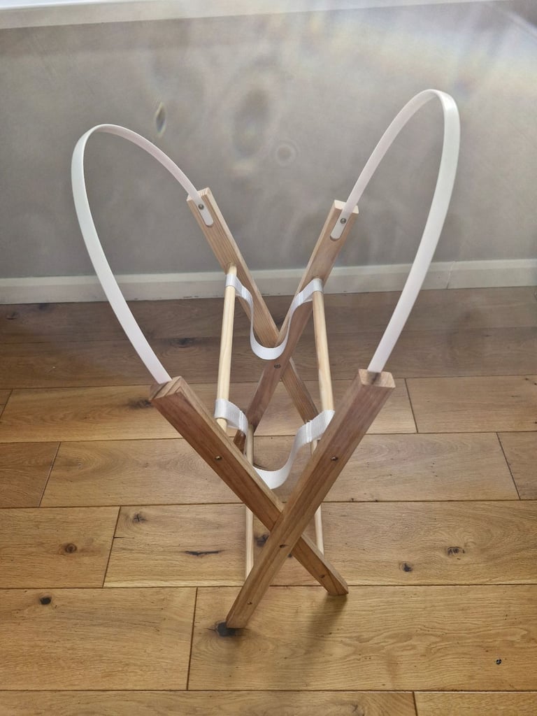 ✨ Kinder Valley Moses Basket with Folding Stand – £35 ✨