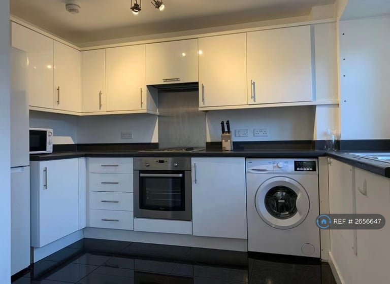 2 bedroom flat in Jacob House, Portsmouth, PO1 (2 bed) (#2656647)