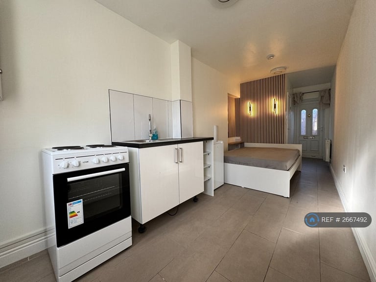 Studio flat in Perryman Way, Slough, SL2 (#2667492)