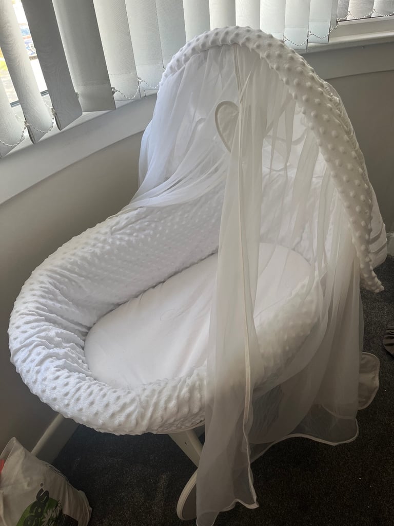 Baby wicker crib 
