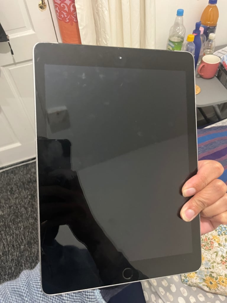 Apple iPad 6th Gen 9.7inch; 2018, A1954 128GB (Black/Silver) Wi-Fi and Cellular 