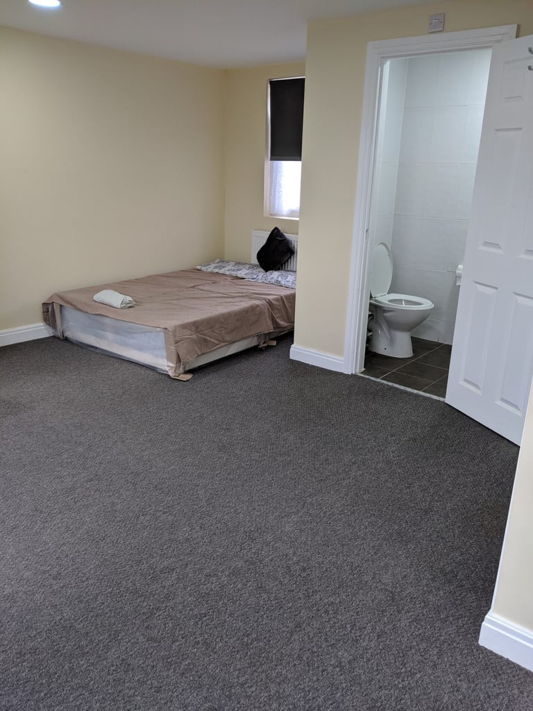 image for 5 bedroom house in Beautiful Shared Accommodation â Ensuite Double Rooms Available in Ilford, Redbri