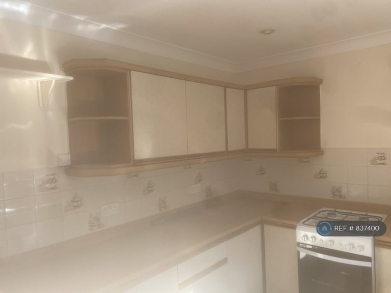 2 bedroom house in Warbreck Drive, Reading, RG31 (2 bed) (#837400)