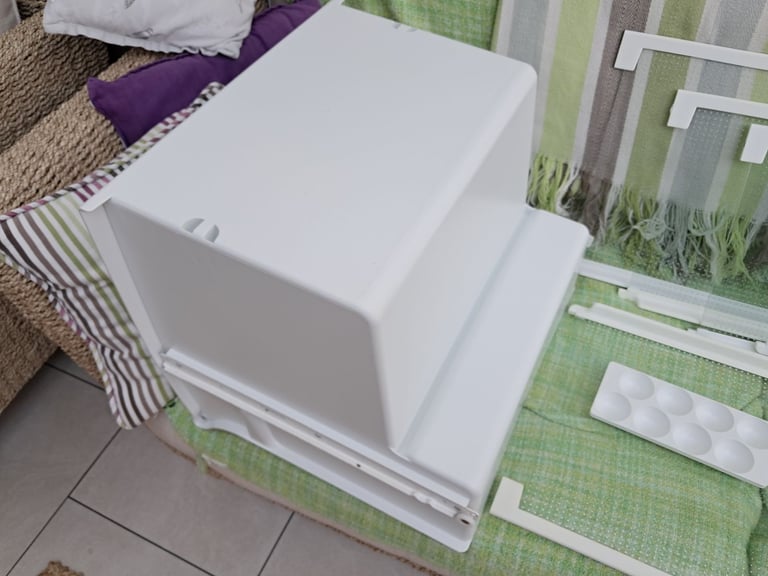 AEG Santo K91800-5i Integrated tall fridge spare shelves and drawer