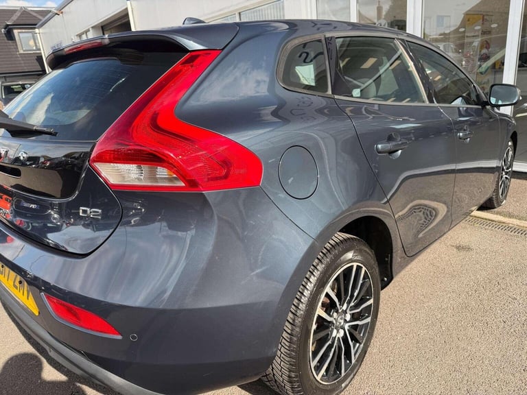 VOLVO V40 2.0 D2 Momentum Euro 6 (s/s) 5dr 2017