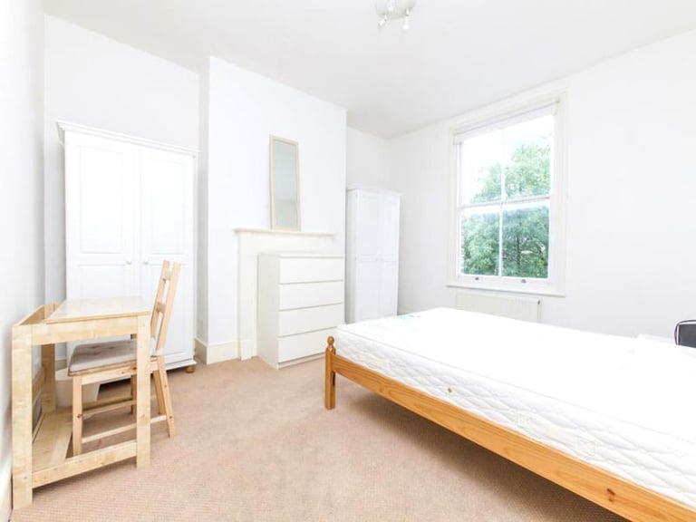 🌟 Bright and spacious room available in the vibrant area of Canning Town