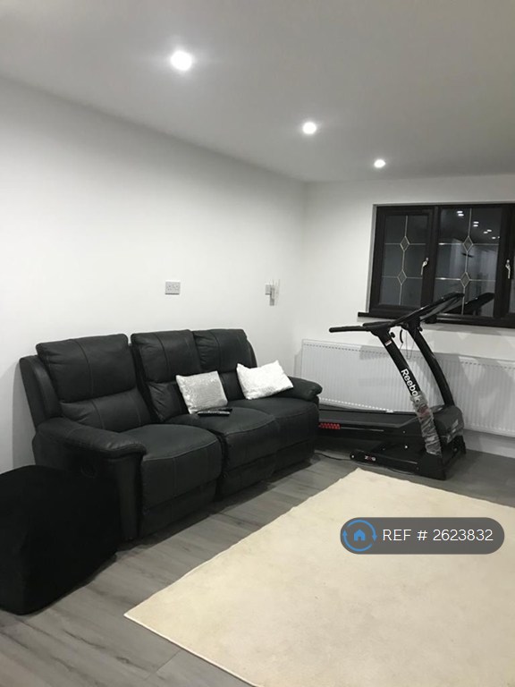 3 bedroom house in Wood Lane, Dagenham, RM8 (3 bed) (#2623832)
