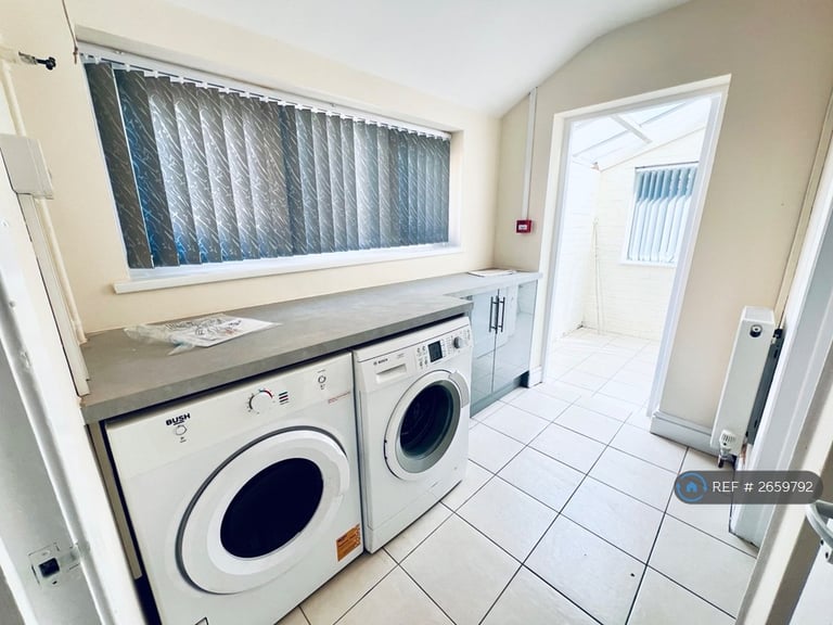 6 bedroom house in Radford Road, Leamington Spa, CV31 (6 bed) (#2659792)