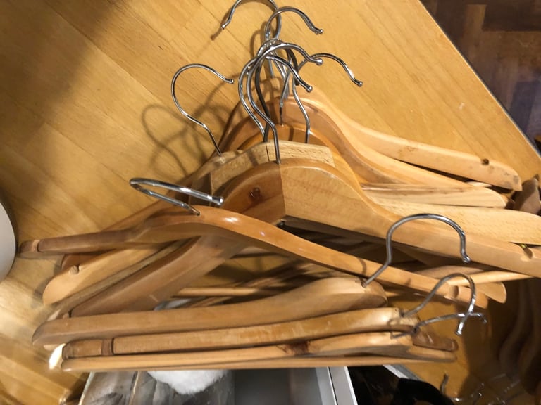 20 wooden Hangers