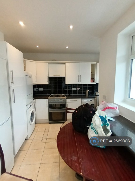4 bedroom house in Clive Road, London, SW19 (4 bed) (#2669308)