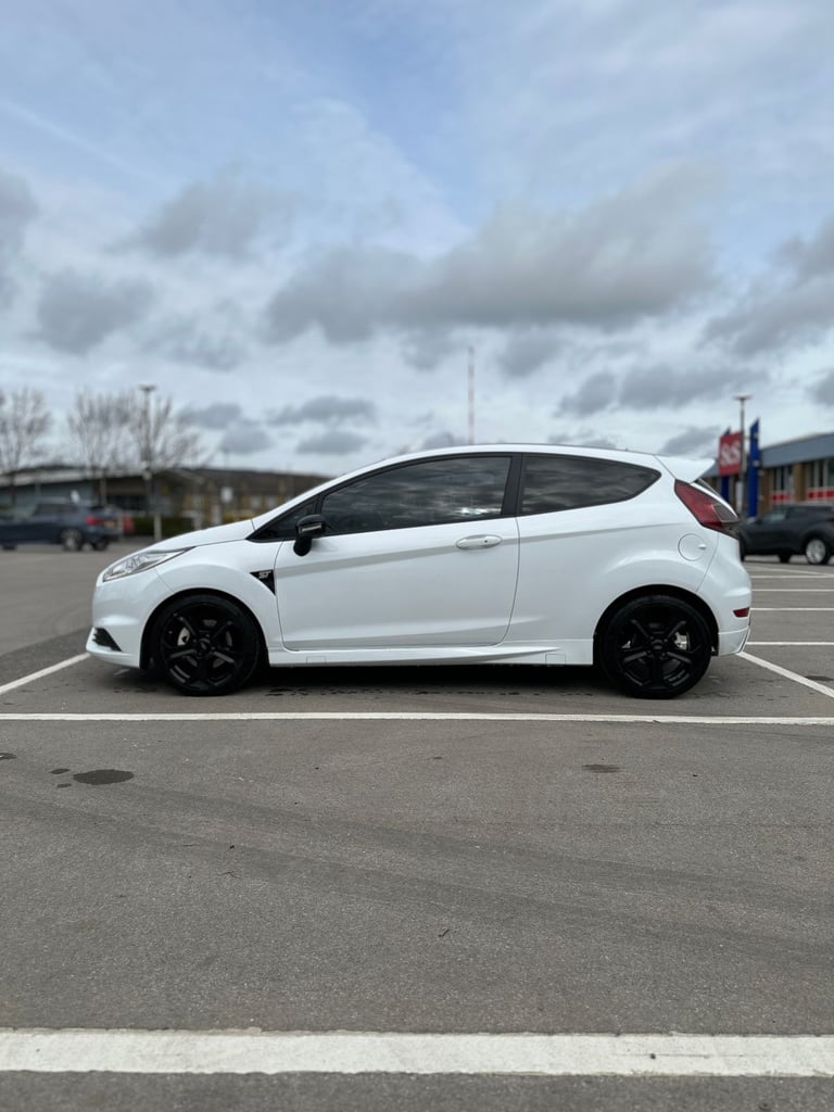 Ford Fiesta ST-3 Hatchback 2016 Manual 1.6 3 doors Heated Recaro Seats LEDs DRLs