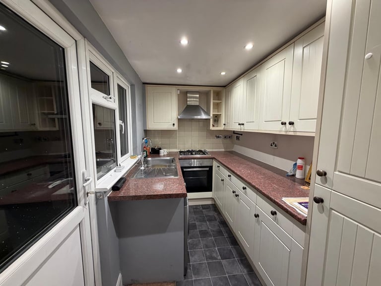 Modern brand new 3 Double Bedroom House In Chessington