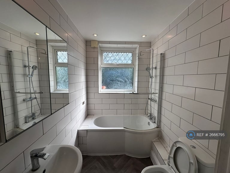 3 bedroom house in Squirrels Heath Road, Romford, RM3 (3 bed) (#2666795)