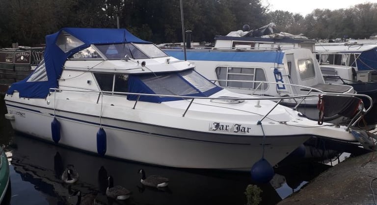 24ft fibreglass boat cruiser with permanent mooring London at the Springfield Marina