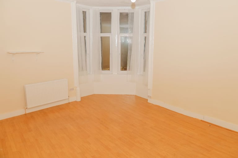 Newly Decorated 3-Bedroom Flat for Rent – Glasgow South Side